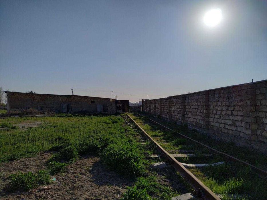 БАЗА сотилади, йул ёкасида,ТЕМИР ЙУЛ кирган, 42 сотих катта склади бор