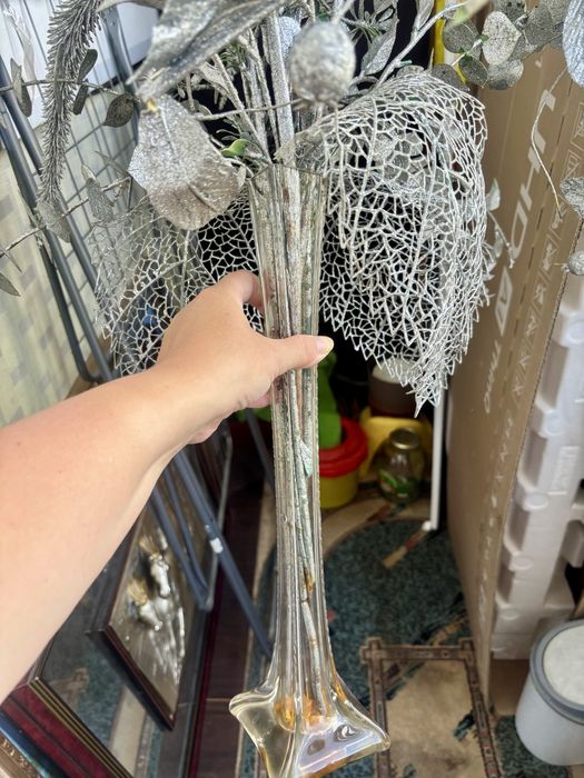 Продам вазу с серебристыми цветами