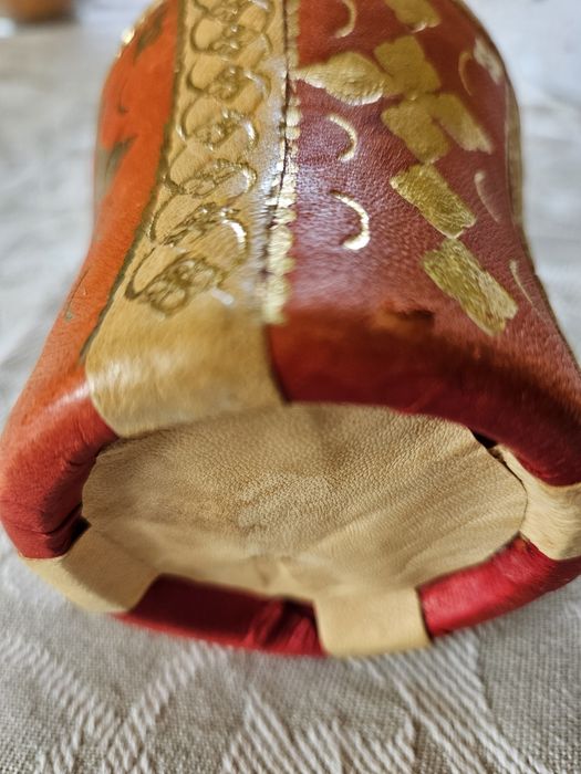 Уникална ваза облечена в кожа