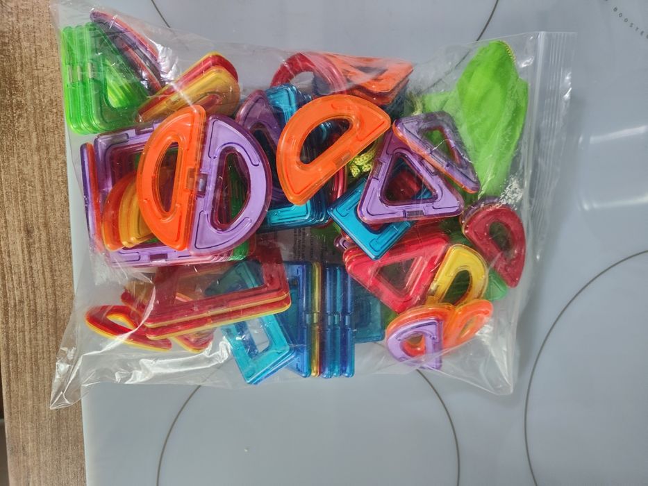 Vând set jucării magnetice