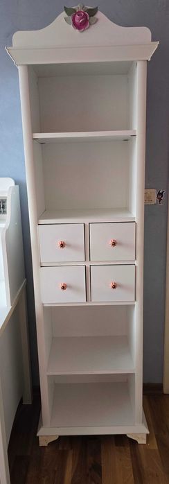 Продавам детско обзавеждане – цял комплект мебели за детска стая.