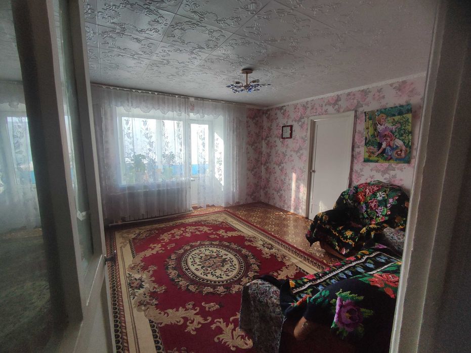 Продаю квартиру на 4мкр - 2этаж - 54 кв/м