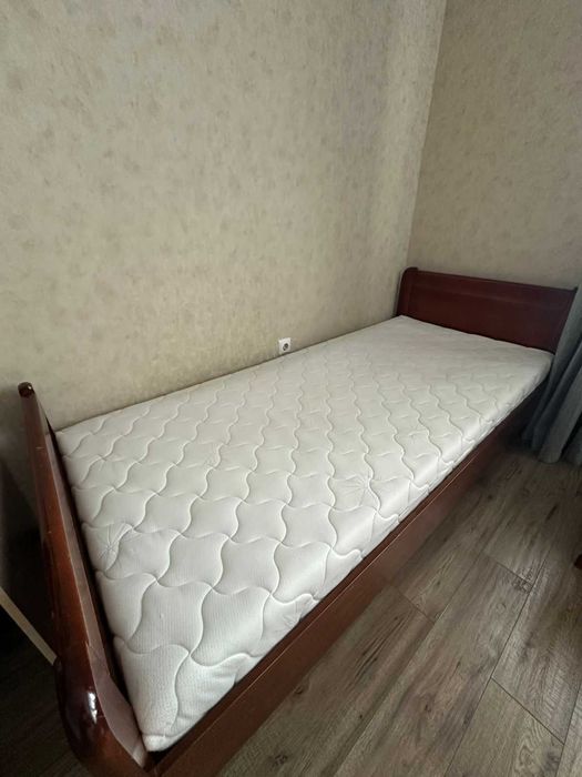 односпальная кровать с матрасом