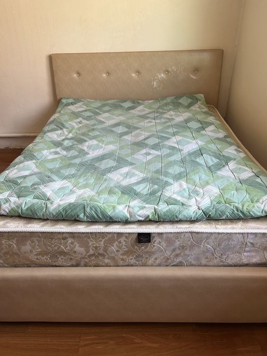 Кровать с матрасом