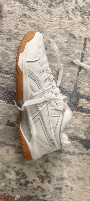 Продам новые кроссовки