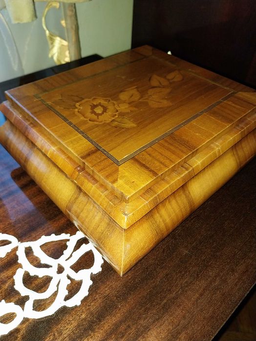 Vând cutie din lemn intarsie pentru bijuterii