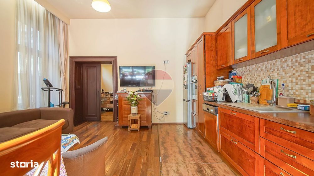 3 camere în Centrul Istoric: 90 mp, curte privată și vedere spre Tampa