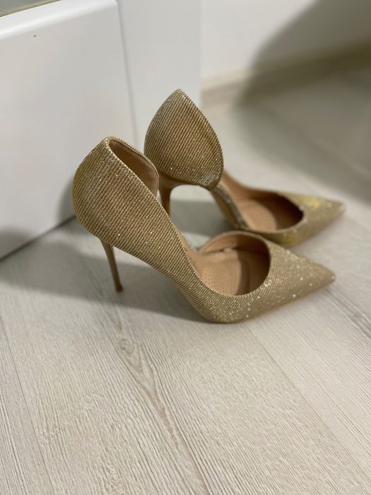 Дамски елегантни златисти токчета