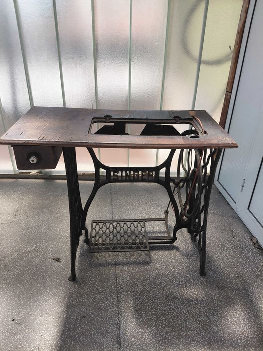 Маса от шевна машина SINGER