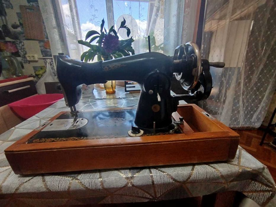 Продам старую рабочую швейную машинку