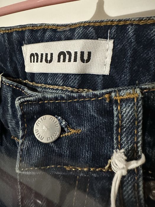 Blugi noi cu etichetă