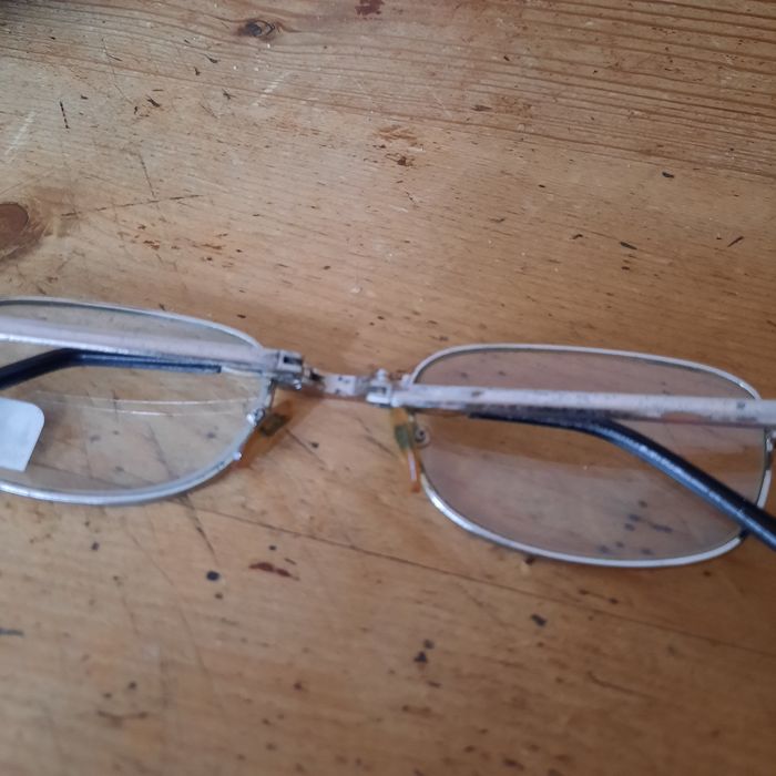 Продавам  згаваеми очила +1.5д