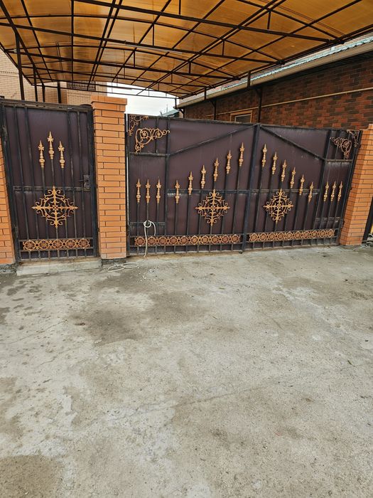 Ворота. Қақпа есігімен.