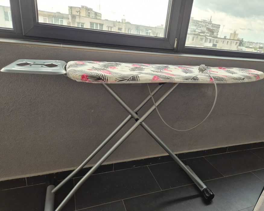 Masă de calcat cu priza