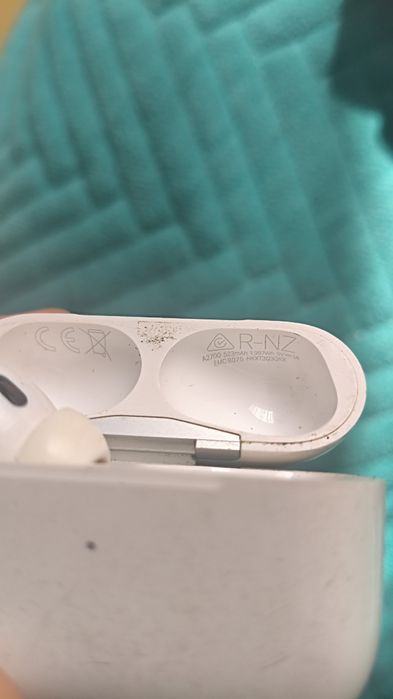 Продам 2 кейса и левое ухо от Airpods 2 серий