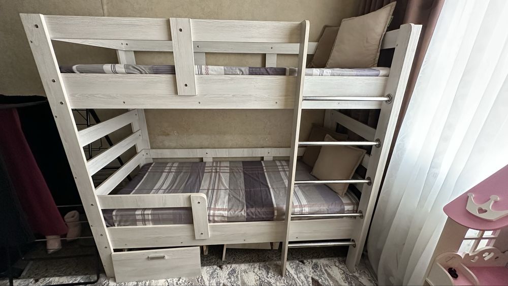 Продаётся 2х ярусная кровать с матрасами, Б/У