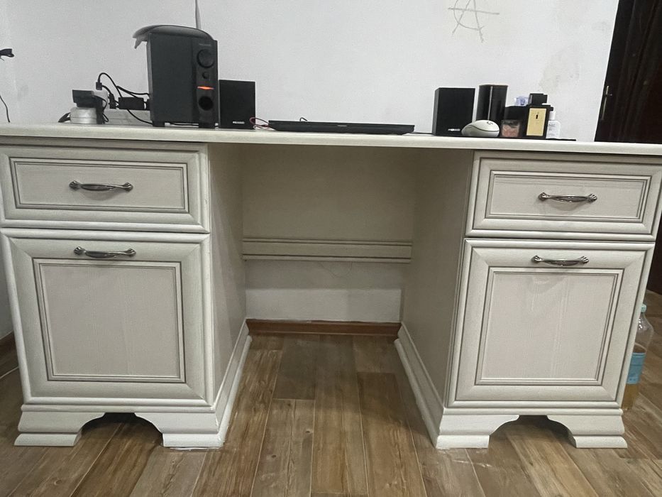 Продам писменный стол в хорошем состоянии