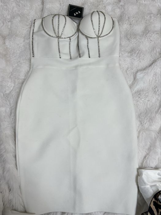 Бандажна рокля с камъни