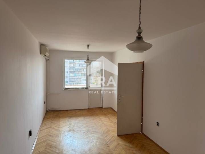 Тристаен апартамент във вход тухлена пломба в кв."Младост" за продажба