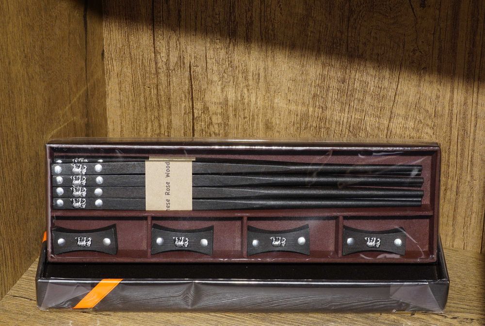 Set elegant bete sushi din lemn de trandafir in cutie sigilat