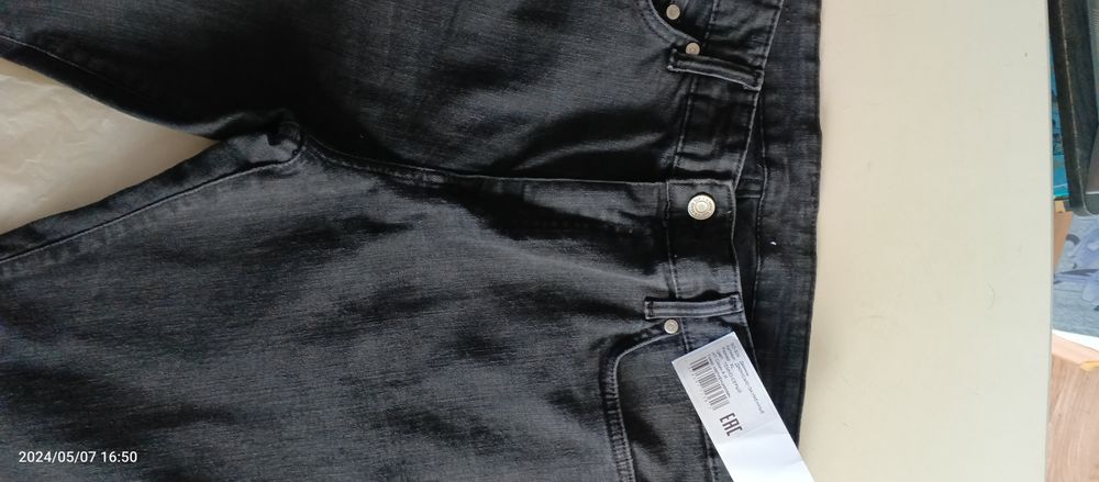 Продам джинсы новые.