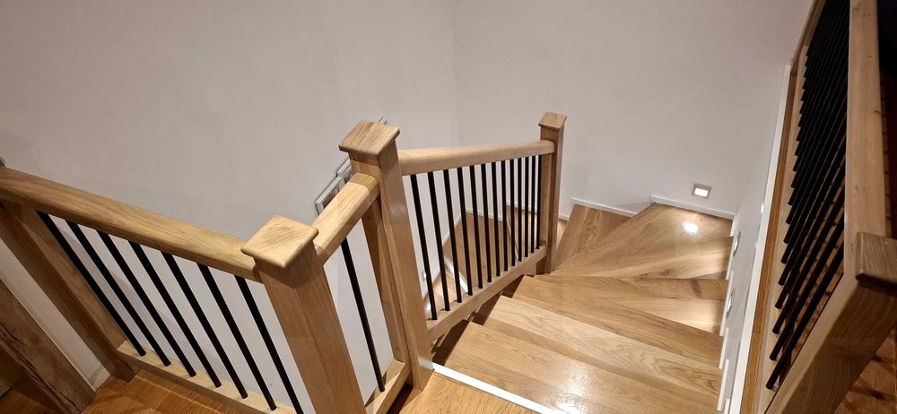 de vinzare usi,inerior exterior ,ferestre termopan scarii interioare mobila toate din lemn masiv,si reparatii,reconditionari/execut/