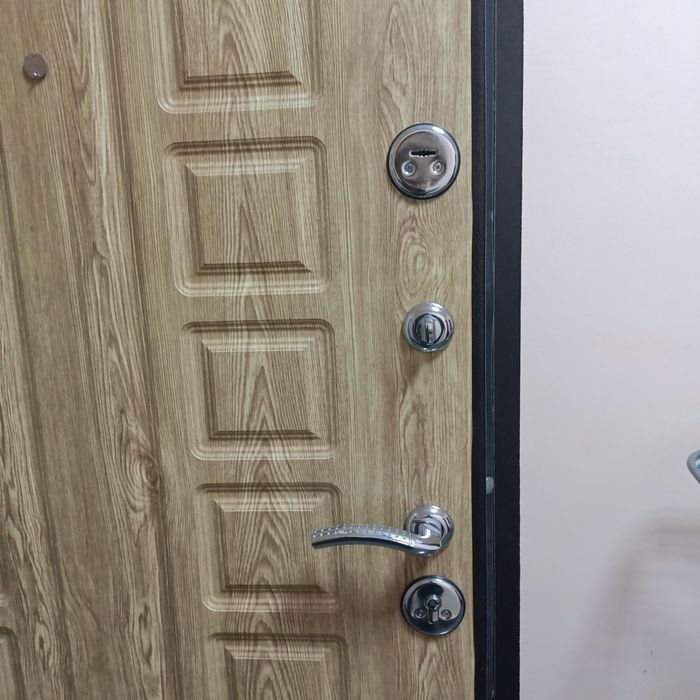 Металлический выходной двер Б/у