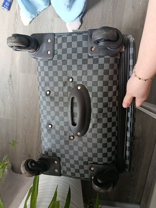 Продам чемодан, размер л