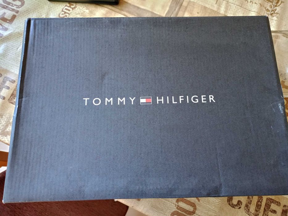 Дамски маратонки Tommy Hilfiger номер 41.