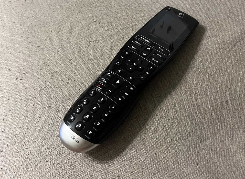 Telecomanda universala Logitech Harmony One cu dock