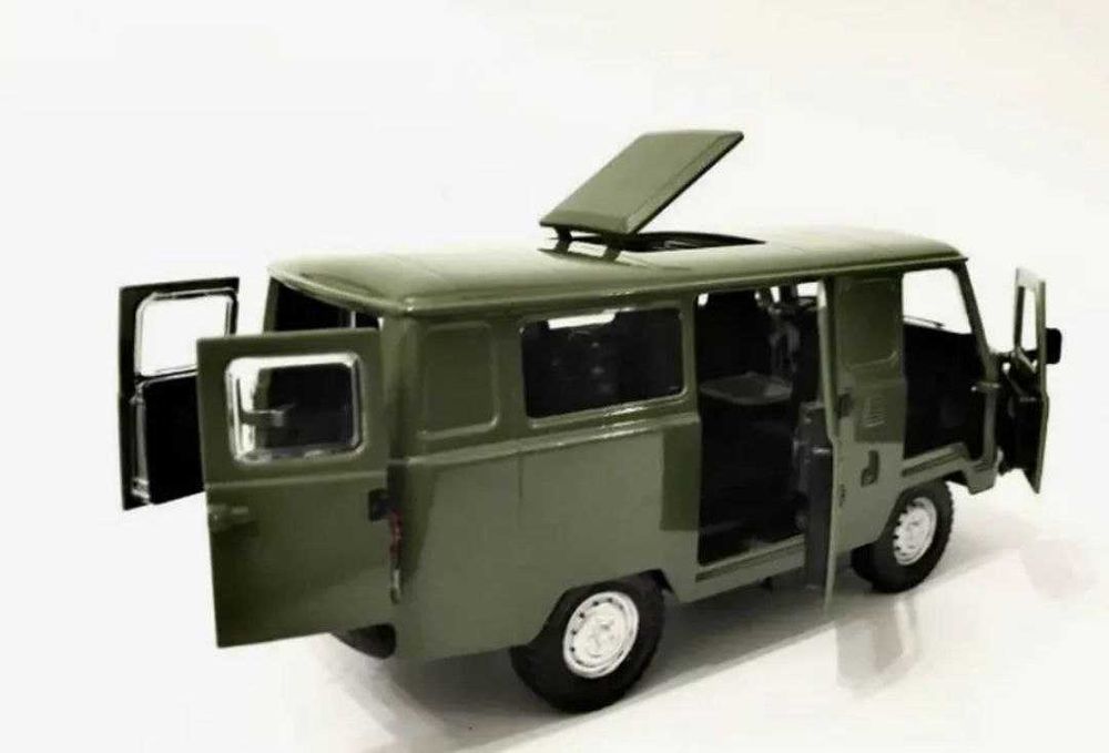 Машинка игрушка Уаз Буханка масштаб 1:24 металлическая с эффектами