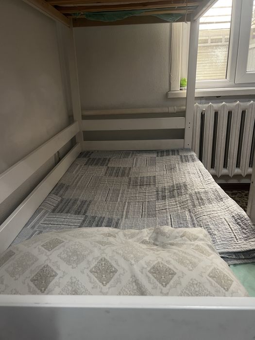 Двухъярусная кровать с матрасами