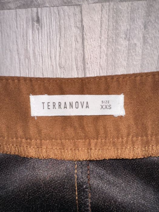 Кафява пола с цип