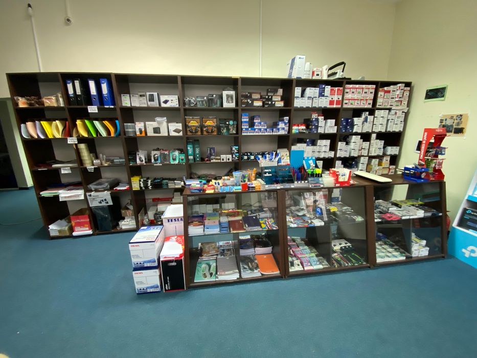 Rafturi si vitrine magazin