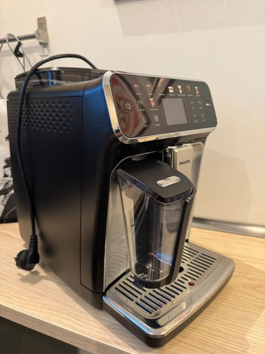 Espressor Automat Philips Seria 5500 EP5546/70 – LatteGo