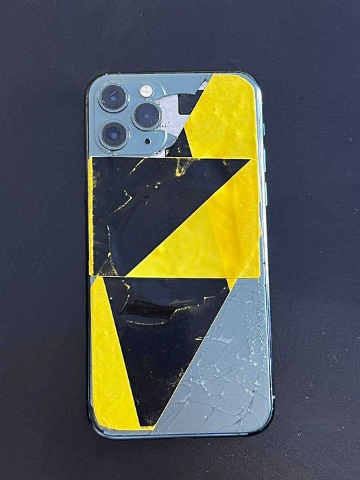 Iphone 11 PRO рабочий, пострадавший после удара !