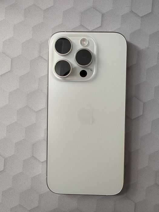 Vand sau schimb Iphone 15 pro 128 white garantie emag 88% baterie