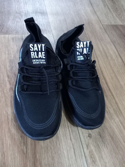 Продам кроссовки новые