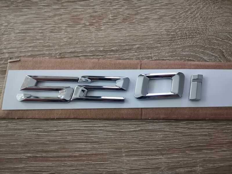 сребриста емблема BMW 520i