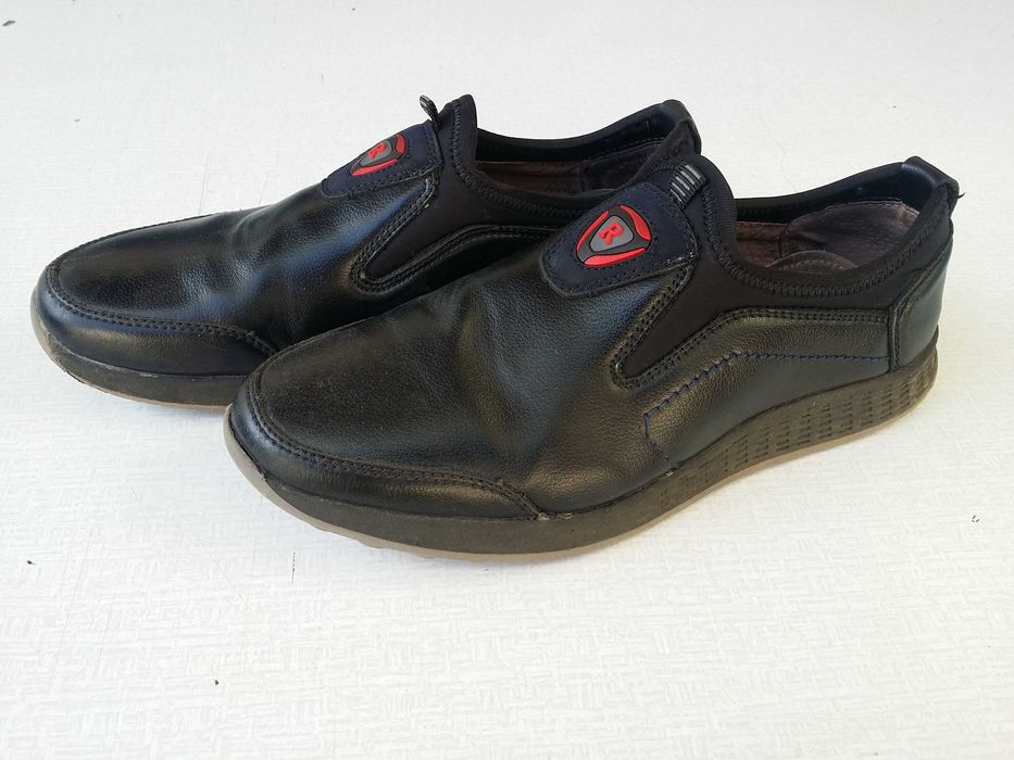 Ботинки на мальчика 37 размер.