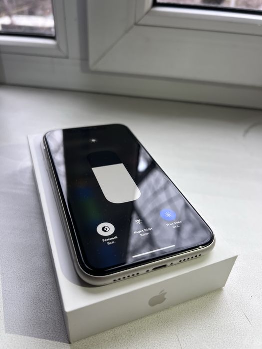 Продам 11 айфон 64 гб