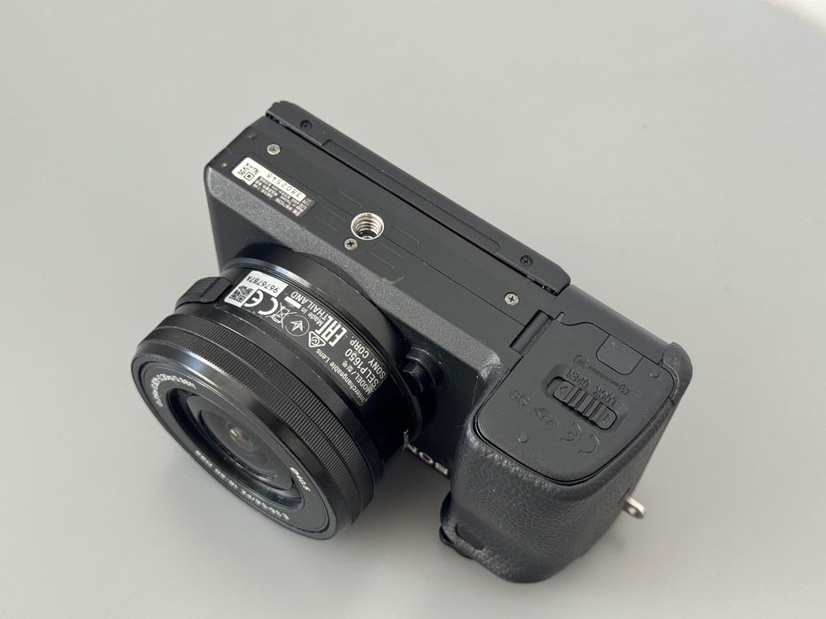 Vand Sony A6400 + obiectiv de kit 16-50mm f/3.5-5.6.