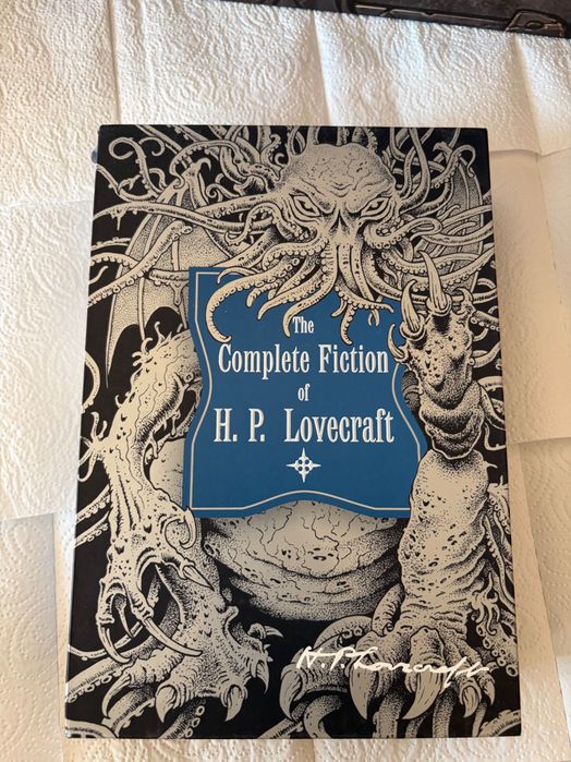 Книга на английски "The Complete Fiction of H.P.Lovecraft" твърда корица