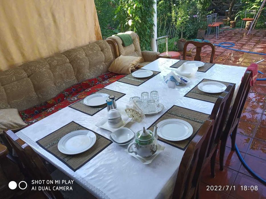 Дом Дача .Вблизи реки Чирчик, Яшнабадский район . кирп  3 уровня