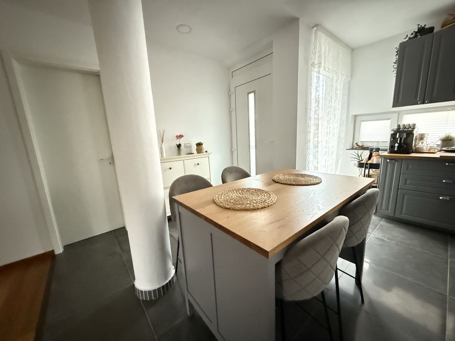 Insula ikea cu 4 acaune tapitate - 50% din pretul achizitiei