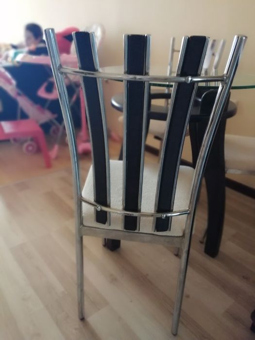 Кръгла маса с 3 стола