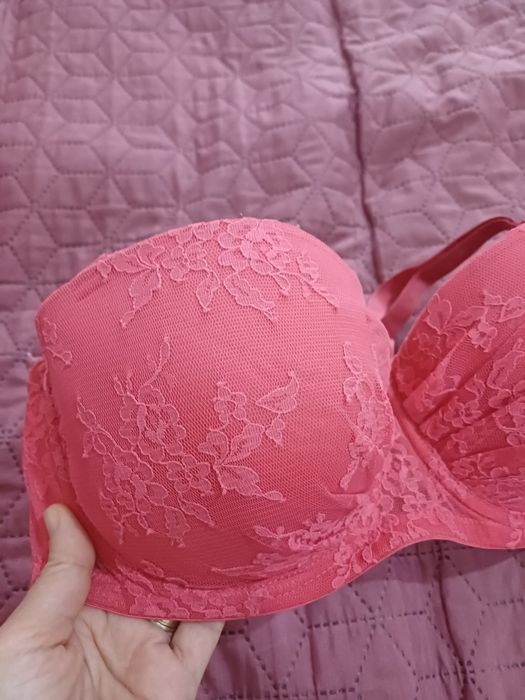 Vand sutien roz 80D H&M in stare impecabilă