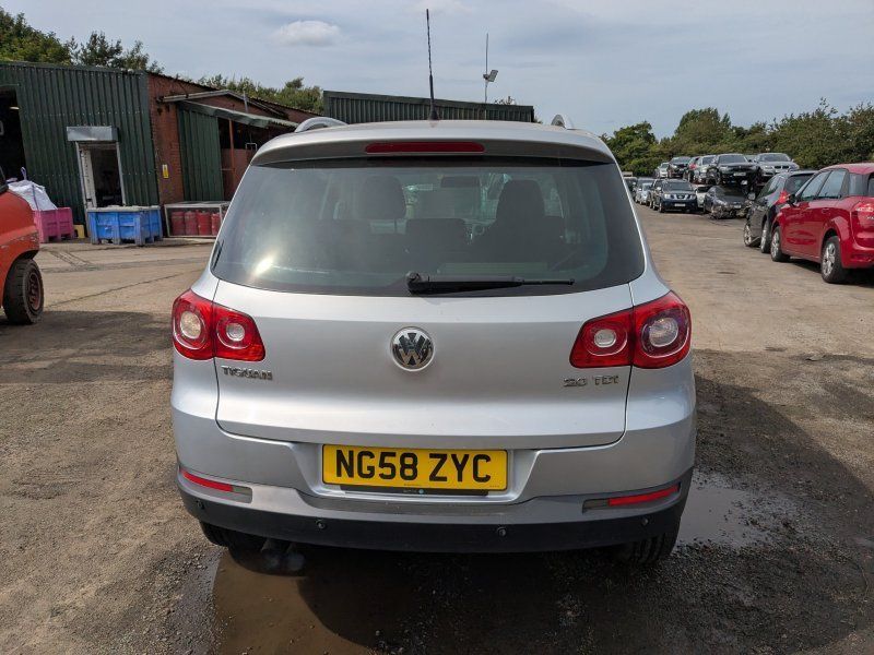 Dezmembrari / Dezmembrez Volkswagen Tiguan (5N) 2.0 TDI CBAB cutie viteze manuala cod culoare LA7W