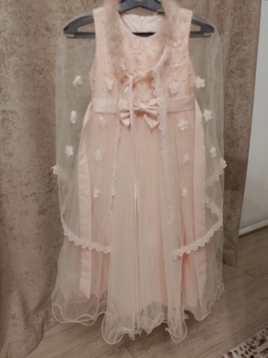 Продам платья для девочки 140 размер