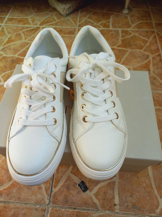 Бели дамски кецове